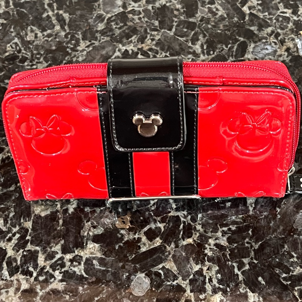 Disney Perks Loungefly Embossed  Red&Black zip wallet♥️